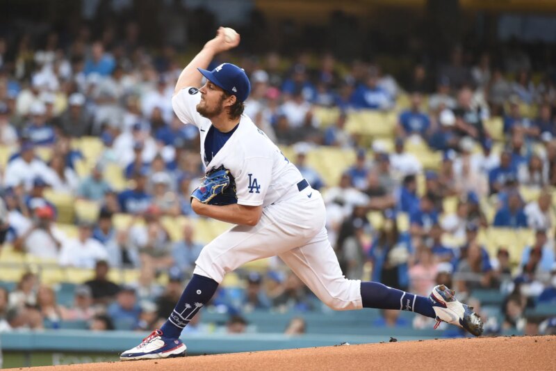 FOTO: Rachel Luba, agente de Trevor Bauer, veste biquíni azul claro durante fuga no Alasca