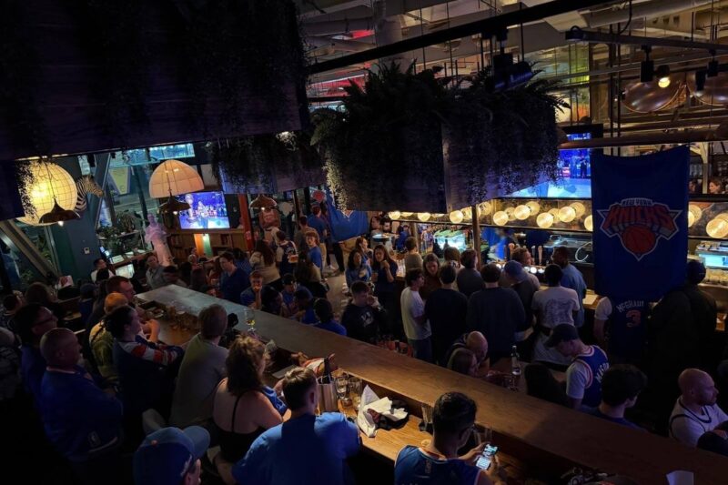 Foi assim que Londres comemorou o triunfo do campeonato da NBA do New York Knicks