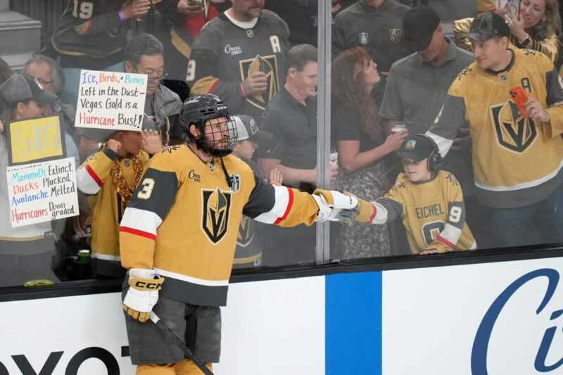 Brayden McNabb, dos Golden Knights, retorna 2 dias depois de levar um tapa no rosto a 87 mph