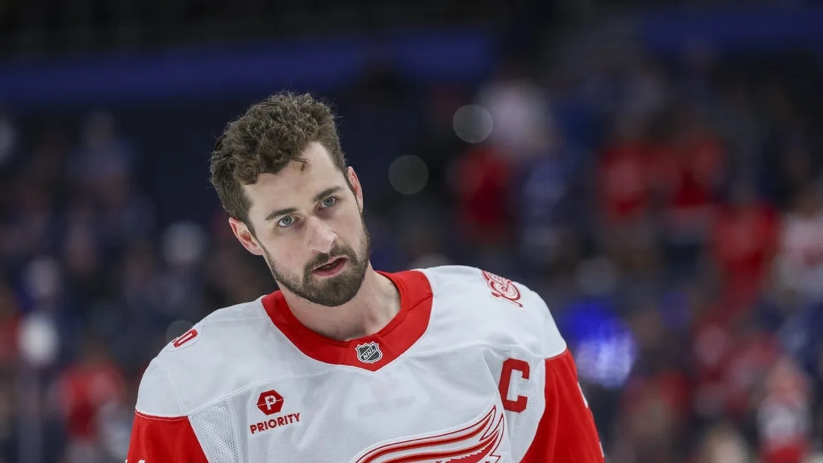 Relatório: Dylan Larkin solicita troca dos Red Wings