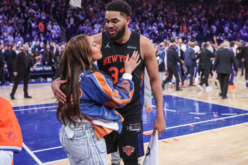 ‘The Family is LOCKED IN’: os fãs reagem à aparição na quadra do noivo de Karl-Anthony Towns, Jordyn Woods, no jogo 2