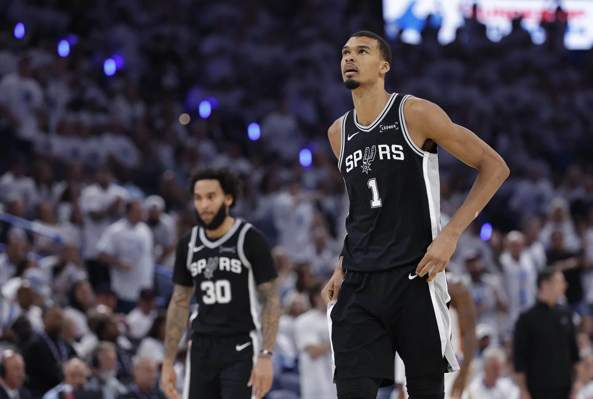 “Garoto estúpido”, “Gostaria de saber quanto ele apostou em Kalshi”: os fãs se dividiram sobre a decisão da NBA de emitir proibições vitalícias após o incidente do Jogo 1
