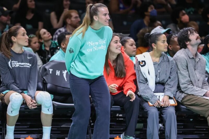A guarda da liberdade Sabrina Ionescu (atrás) sai novamente contra Fever