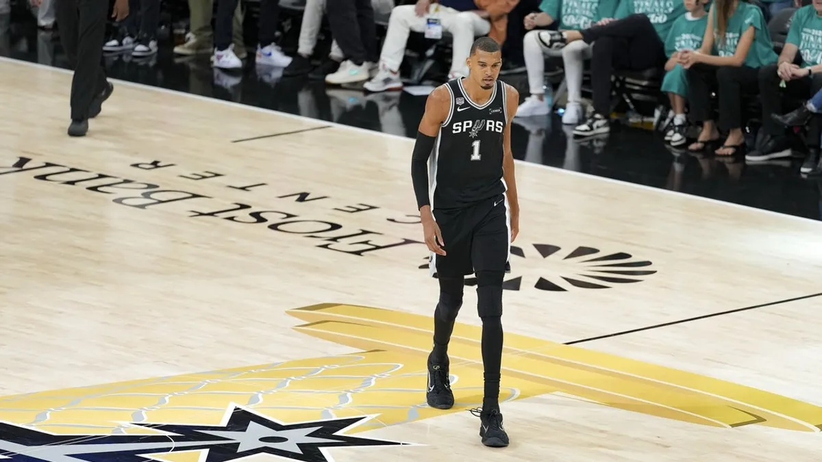 NBA proíbe torcedores por quadra apressada e Wemby no jogo 1