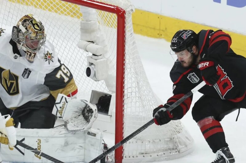 Gol de power-play no OT encerra a recuperação dos Hurricanes e empata as finais em 1-1