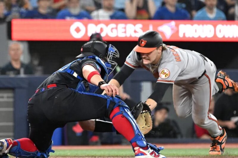 4 rebatidas de Adley Rutschman, 5 RBIs enviam Orioles para Blue Jays
