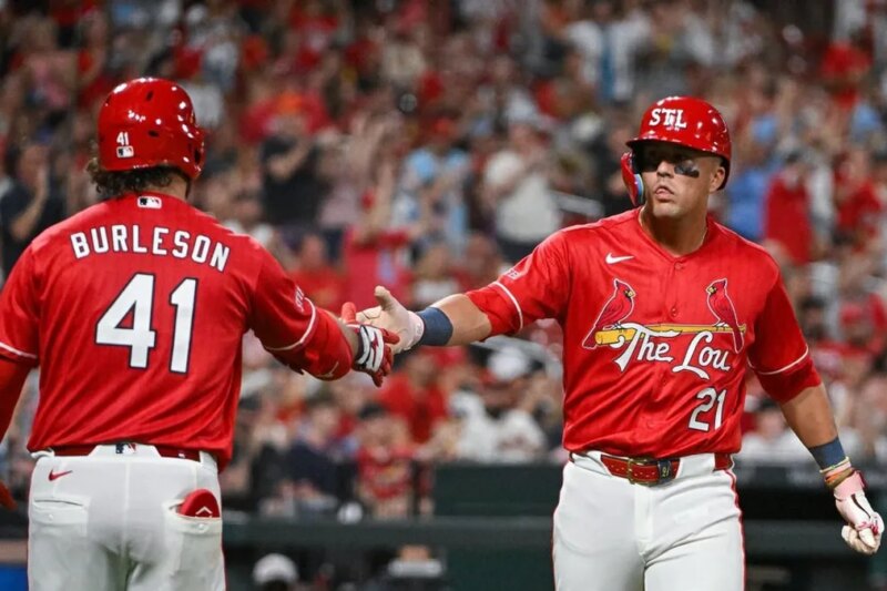 Cardinals se afastam dos Reds atrás da grande sexta entrada