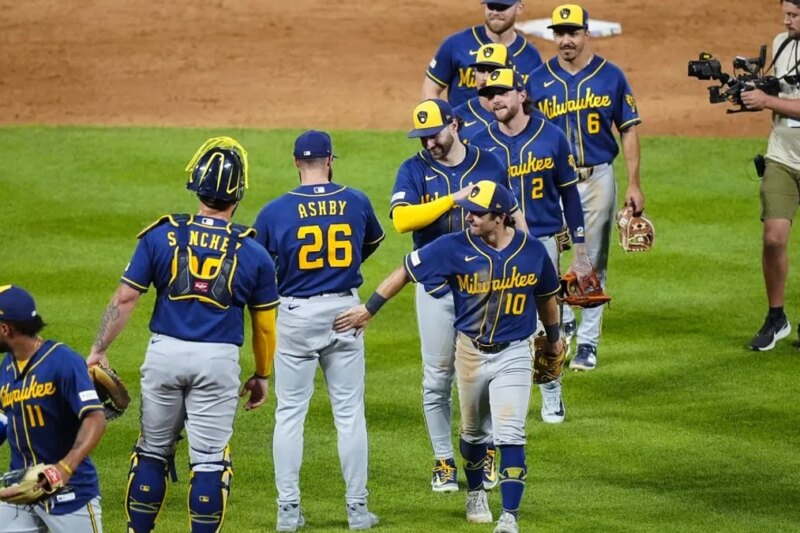 Sufocados em 8, Brewers entram em erupção tarde para afundar as Montanhas Rochosas em 10