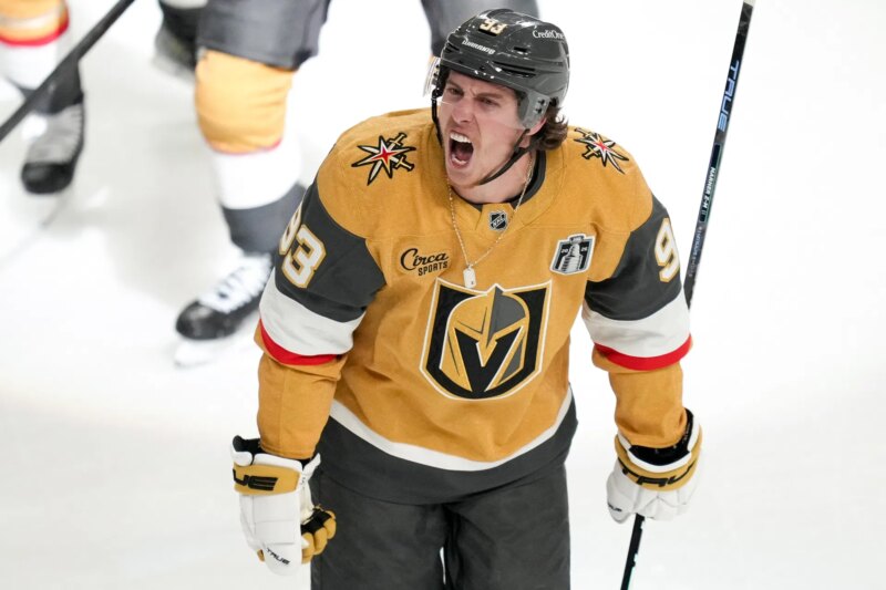 O hat-trick de Mitch Marner na final da Stanley Cup deixa os fãs da NHL em frenesi