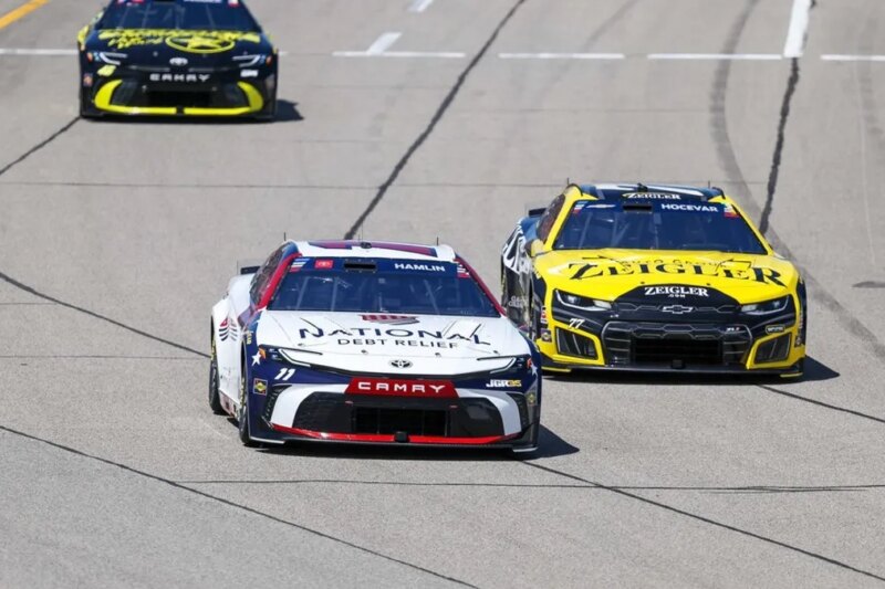 Denny Hamlin sai da retaguarda do campo de Michigan para a segunda vitória consecutiva