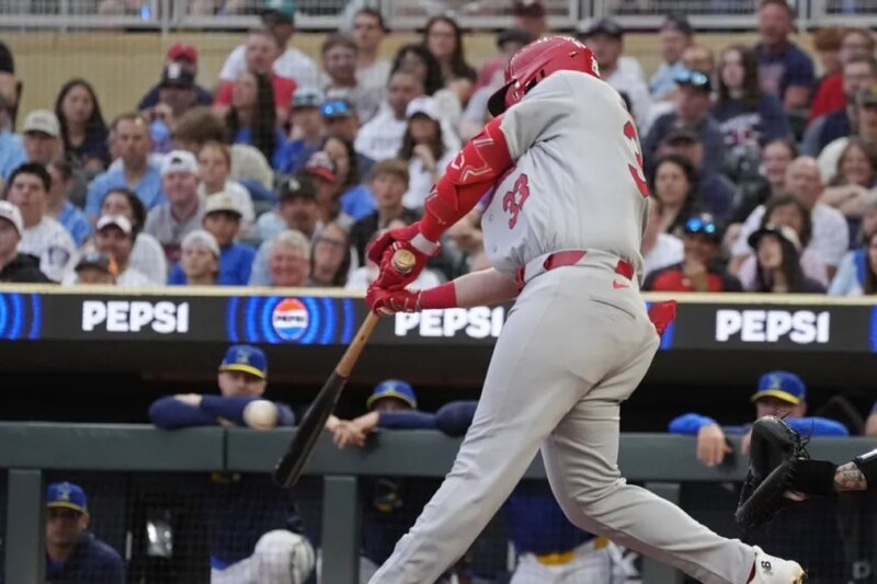 Ivan Herrera homenageia duas vezes enquanto os Cardinals se defendem do rali final dos Twins