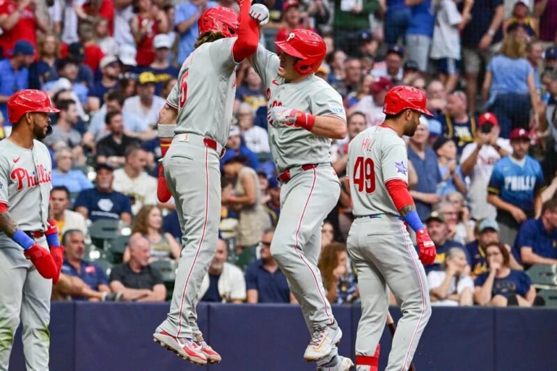 Phillies coleta 17 sucessos, o melhor da temporada, Edge Brewers