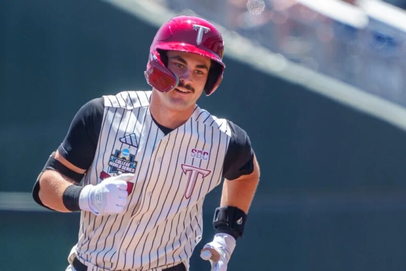 Cinderela Troy se recupera para vitória por 12-8 e tira Ole Miss do MCWS