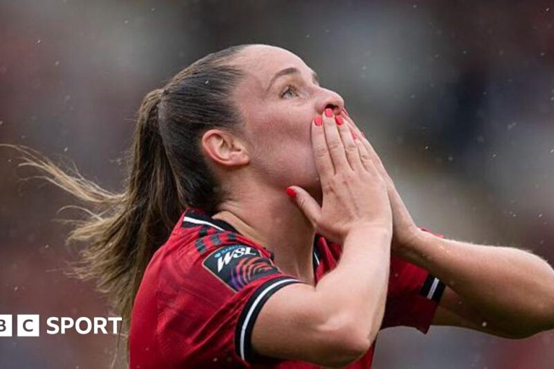 Ella Toone: Lionesses e meio-campista do Man Utd sobre luto, futebol e seu casamento