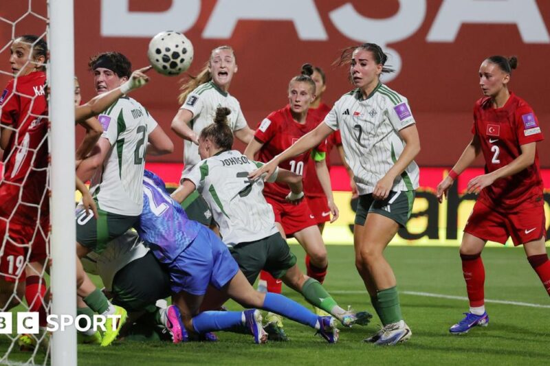 Turquia 2-1 Irlanda do Norte: ‘Loucura absoluta’ – Callaghan na decisão do cartão vermelho