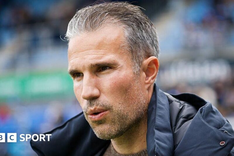 Robin Van Persie demitido do Feyenoord após apenas 16 meses no cargo