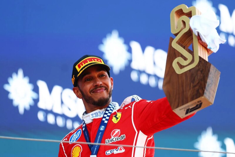 “O que quer que Kim Kardashian esteja fazendo, continue fazendo”: os fãs reagem quando Lewis Hamilton vence o GP de F1 de Barcelona