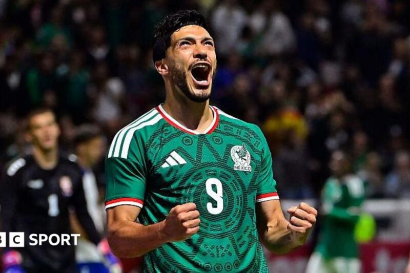 Raul Jimenez: Wolves em negociações para recontratar o atacante mexicano