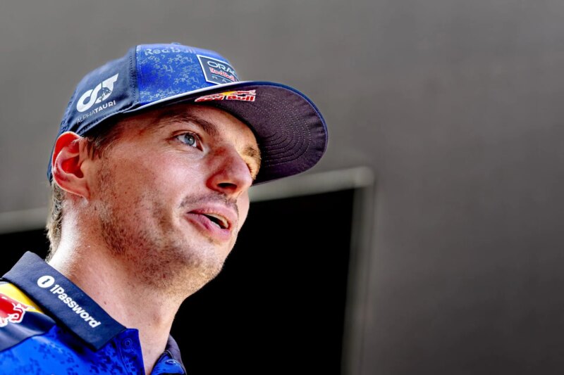 Max Verstappen visto embarcando em seu iate após sua desistência inicial no GP de F1 de Mônaco