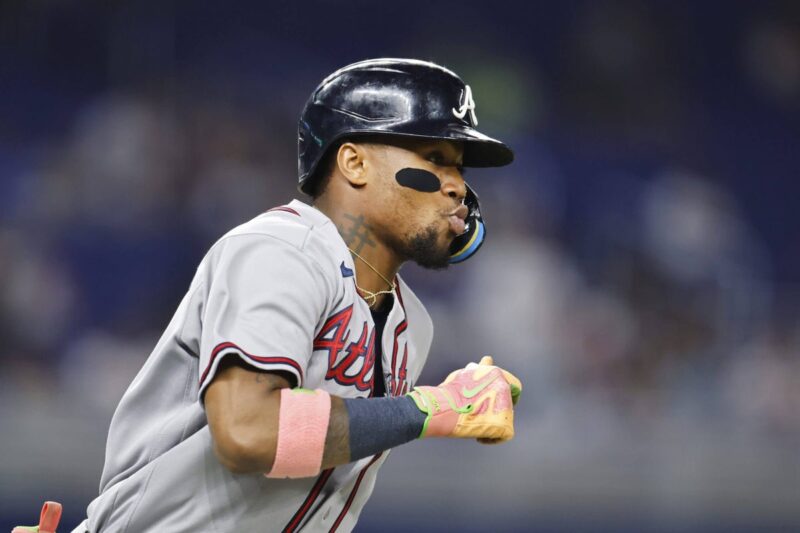 Ronald Acuña Jr. do Braves (tensão no tendão esquerdo) sai no início da abertura da estrada