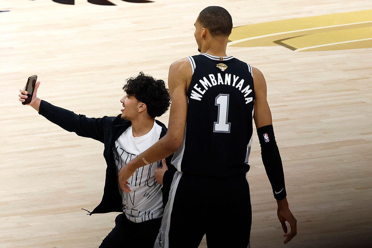 Torcedor que invade a quadra nas finais é banido vitalício de todas as arenas da NBA