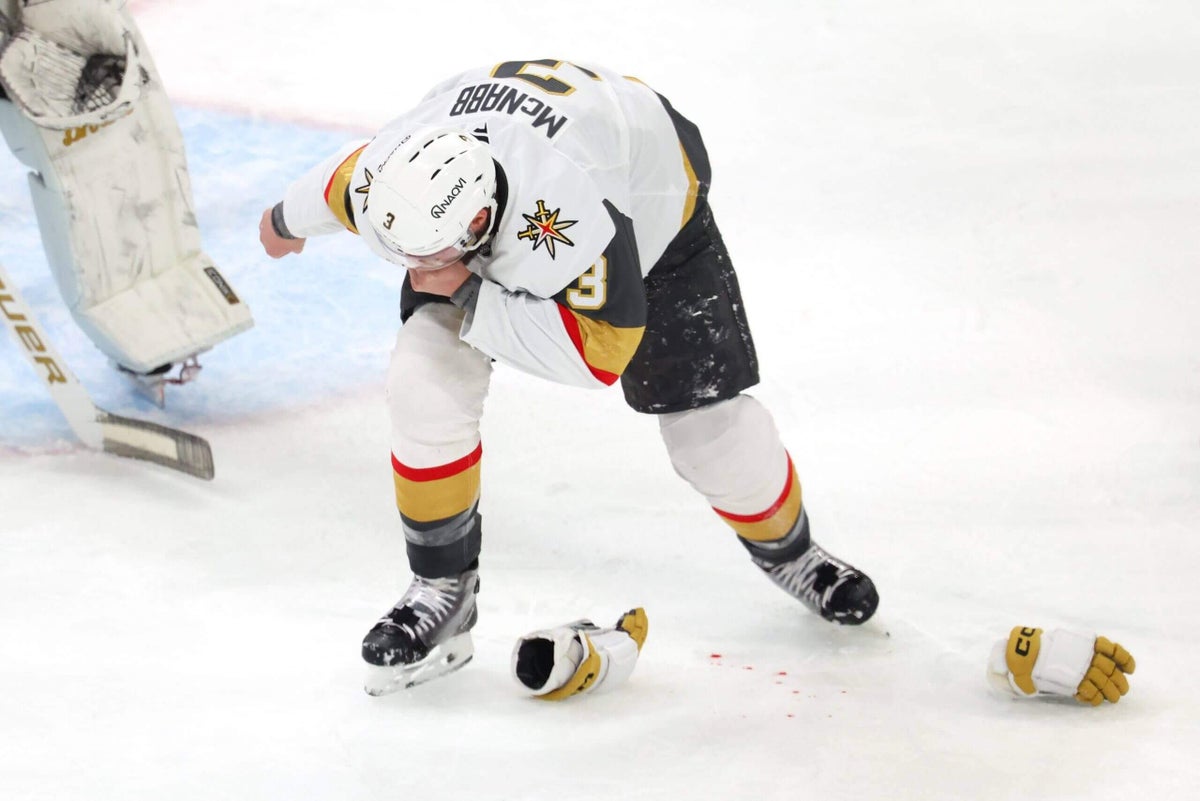 Brayden McNabb, do Golden Knights, sai do jogo 2 da final da Stanley Cup após levar um tapa no rosto