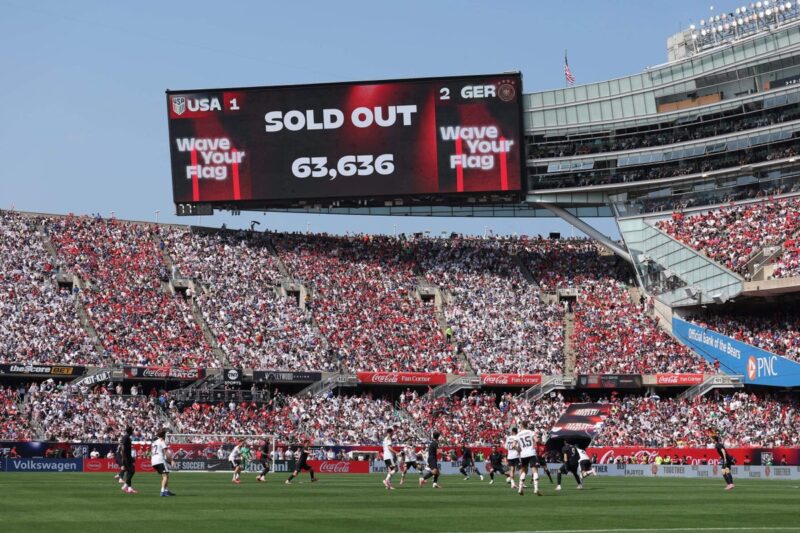 A febre da Copa do Mundo chegou a Chicago para uma participação especial, mas estamos do lado de fora olhando para dentro