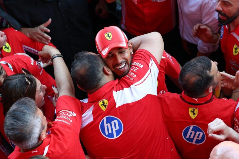 Lewis Hamilton diz que “veio de um lugar muito baixo” para alcançar a vitória dos sonhos da Ferrari