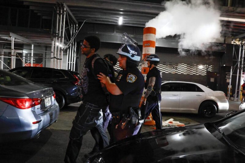 A celebração do título dos Knicks leva a 63 prisões e 10 policiais feridos, diz NYPD