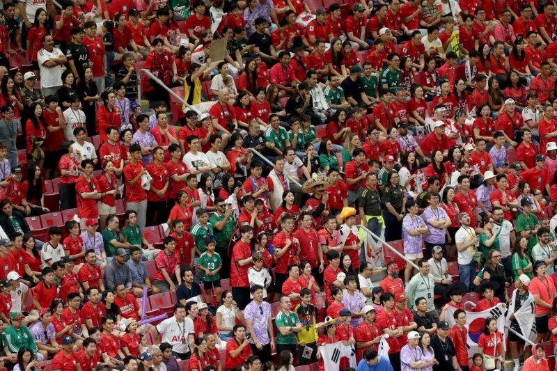 Líder de grupo comercial mexicano é demitido após vídeo dele fazendo gesto racista contra influenciador sul-coreano na Copa do Mundo da FIFA se tornar viral