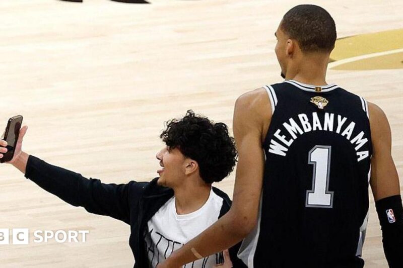 NBA: Dois torcedores foram banidos após incidente com Victor Wembanyama no primeiro jogo das finais
