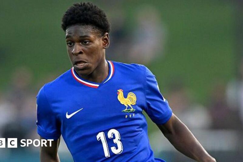 Notícias sobre transferência do Arsenal: Gunners abordam o zagueiro do PSG, Emmanuel Mbemba