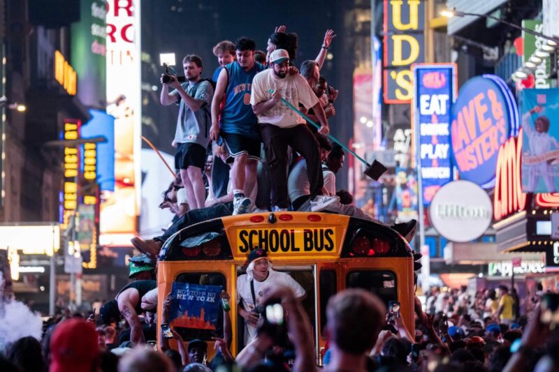 Cinco ônibus escolares amarelos alugados para transporte da Copa do Mundo destruídos nas comemorações dos Knicks