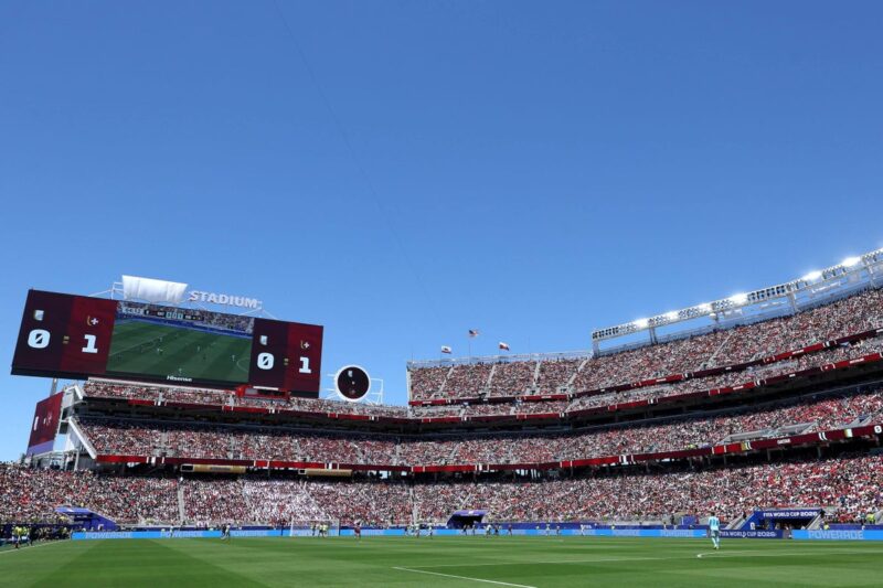 Torcedores desafiam proibição da FIFA de trazer bandeiras pré-revolucionárias do Irã para jogos da Copa do Mundo