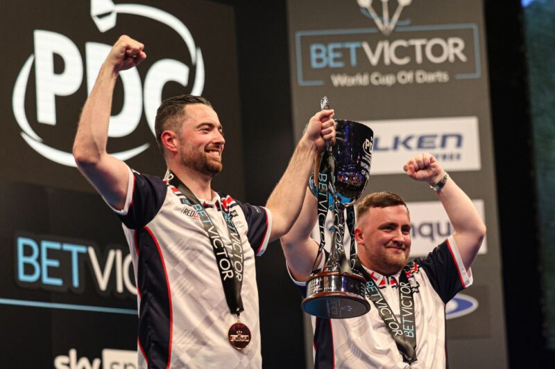 Copa do Mundo de Dardos: Luke Littler e Luke Humphries da Inglaterra sagraram-se campeões com vitória sobre Michael van Gerwen e Gian van Veen da Holanda | Notícias sobre dardos