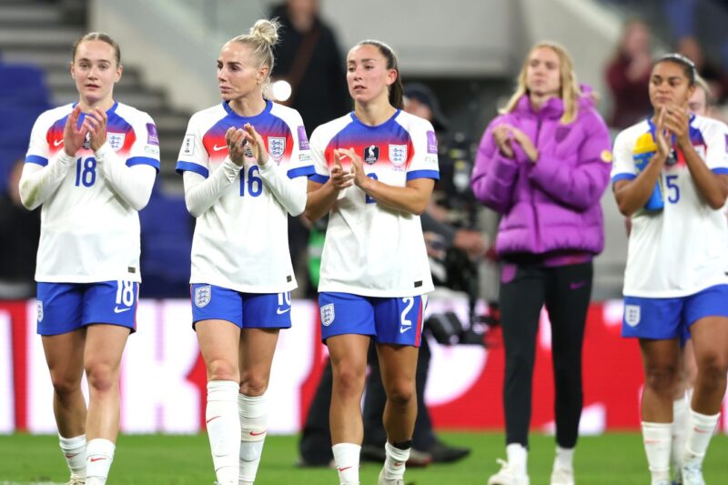 Inglaterra Feminina 3-0 Ucrânia Feminina: Leoas lamentam a derrota da Espanha enquanto questionam como uma derrota lhes custou a vaga automática na Copa do Mundo | Notícias de futebol
