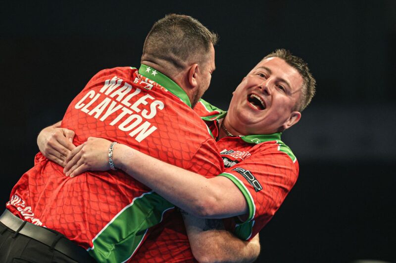 Copa do Mundo de Dardos: Jonny Clayton e Nick Kenny, do País de Gales, seguem em frente, com Alemanha e Irlanda também vencendo | Notícias sobre dardos