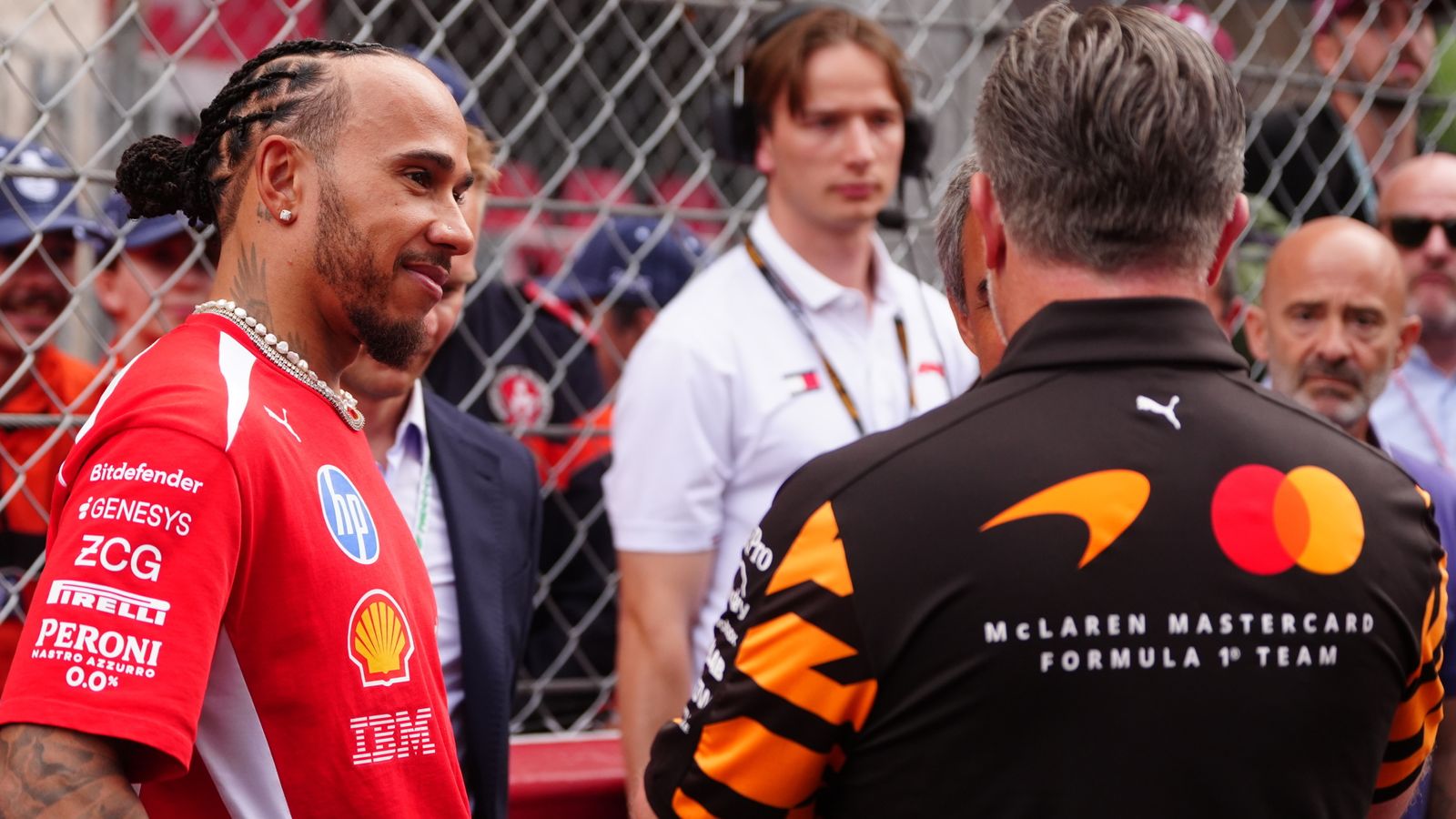 Hamilton e Alonso juntam-se à foto marcante da McLaren