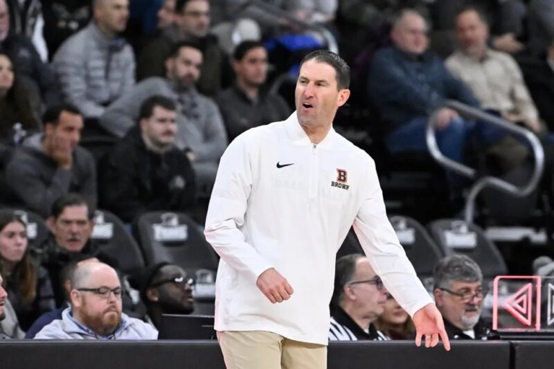 O técnico do Brown, Mike Martin, assume o cargo de assistente em Michigan