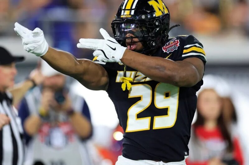 Caderno da SEC: Missouri RB Ahmad Hardy liberado após tiroteio; cronograma de recuperação a definir