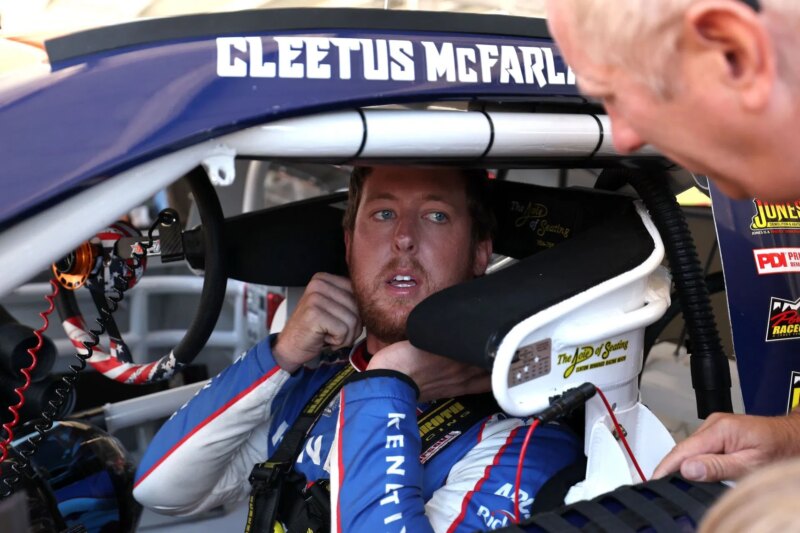 A entrevista de Kenny Wallace com Cleetus McFarland se torna viral enquanto o veterano recebe ótimas críticas dos fãs