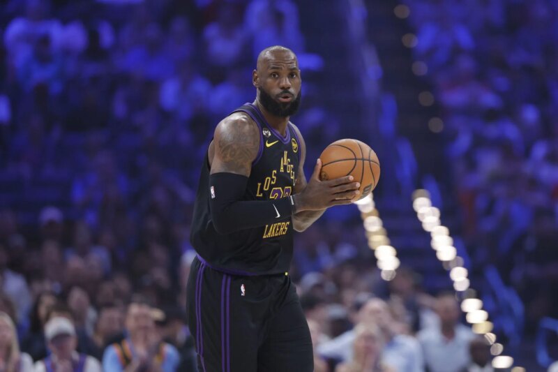 “Velho vovô tão faminto por atenção”: LeBron James ilumina os fãs da NBA ao alimentar rumores de agência gratuita da Filadélfia